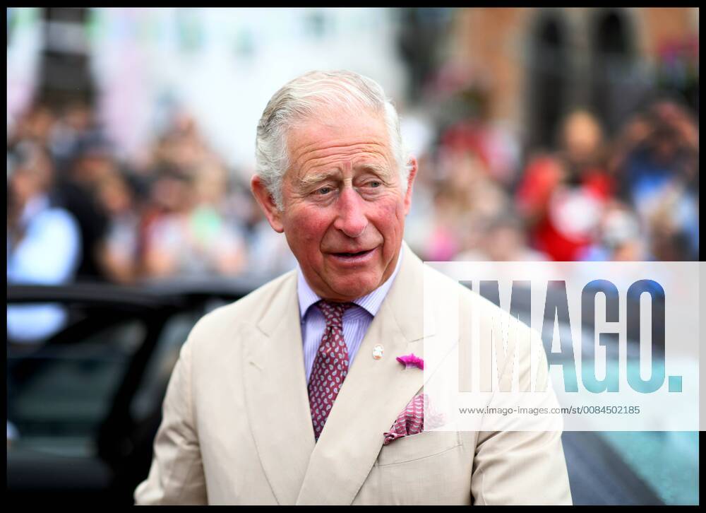 Prinz Charles und Camilla besuchen Cornwall . 16 07 2018. Fowey, United Kingdom. Prince Charles the Duchess of Cornwall visit Cornwall. The Duke and Duchess of Cornwall visit the celebration of Fowey festival meeting local businesses, representatives from Fowey gig club and members of the RNLI on Fowey Quay. xAndrewxParsonsx xi-Imagesx IIM-18220-0026