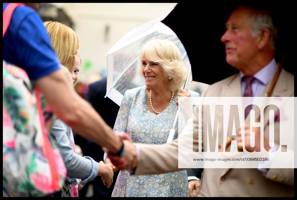 Prinz Charles und Camilla besuchen Cornwall . 16 07 2018. Fowey, United Kingdom. Prince Charles the Duchess of Cornwall visit Cornwall. The Duke and Duchess of Cornwall visit the celebration of Fowey festival meeting local businesses, representatives from Fowey gig club and members of the RNLI on Fowey Quay. xAndrewxParsonsx xi-Imagesx IIM-18220-0027