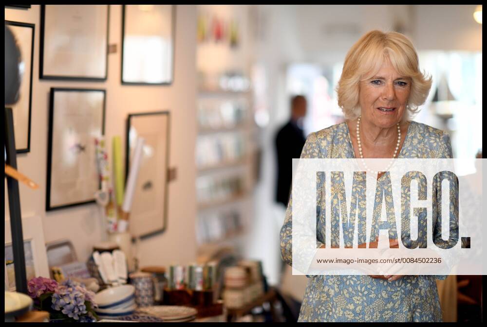 Prinz Charles und Camilla besuchen Cornwall . 16 07 2018. Fowey, United Kingdom. Prince Charles the Duchess of Cornwall visit Cornwall. The Duke and Duchess of Cornwall visit the celebration of Fowey festival meeting local businesses, representatives from Fowey gig club and members of the RNLI on Fowey Quay. xAndrewxParsonsx xi-Imagesx IIM-18220-0033