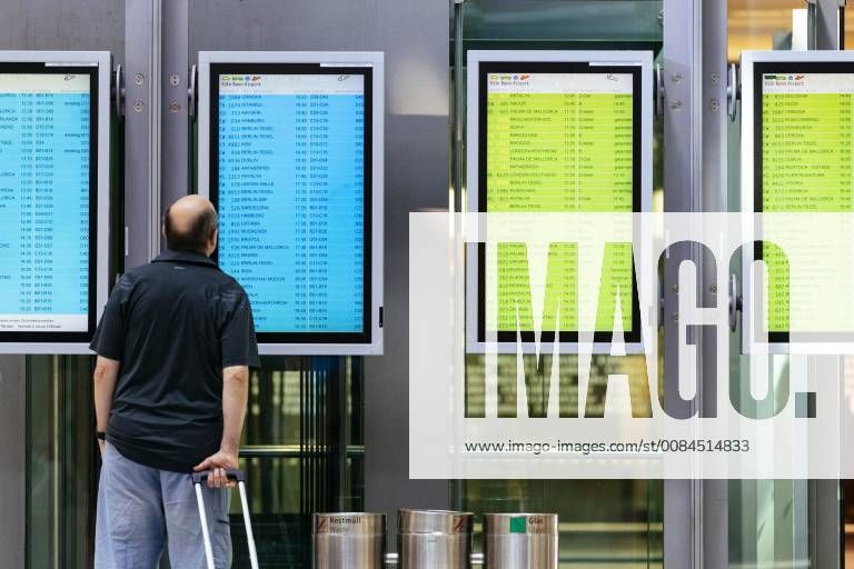 Information boards for departure and arrival at Cologne Bonn Airport Cologne 16 07 218 Foto:xC.xFuturexImage