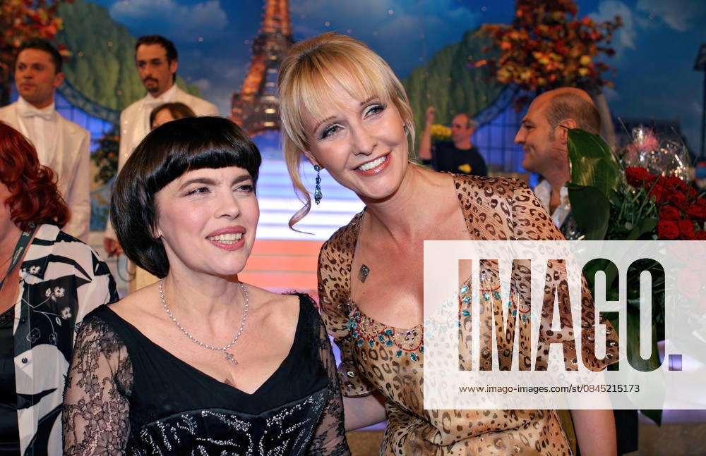 ARCHIVE Kristina Bach Singer Kristina Bach with Mireille Mathieu on the occasion of the ARD TV show Herbstfest der Volksmusik , 2006 ARCHIVE RECORDING, date estimated 20260107JWM0070