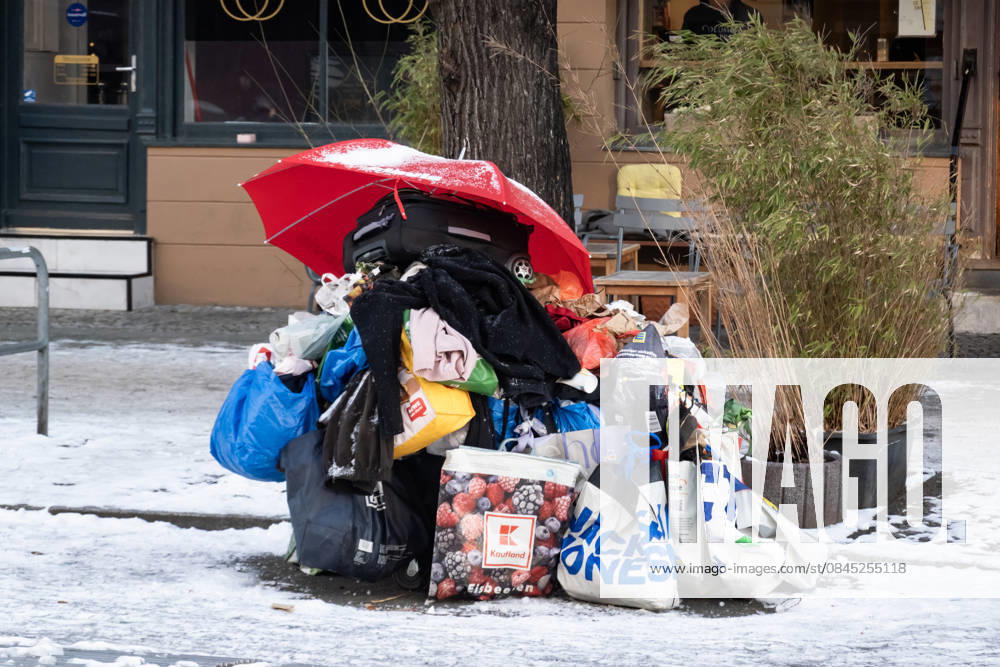Homeless with a temporary shelter made of umbrellas, bags and shopping carts on the street in the middle of the snow in Berlin on January 7, 2026 Everyday life in Berlin