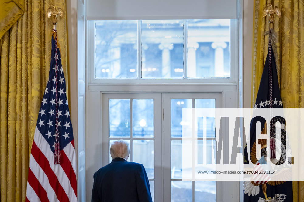 United States President Donald J Trump looks at the White House Ballroom construction during a meeting with oil and gas executives in the East Room of the White House in Washington, DC, USA, on Friday, January 9, 2026 Washington USA - ZUMAs152 20260109_faa_s152_080