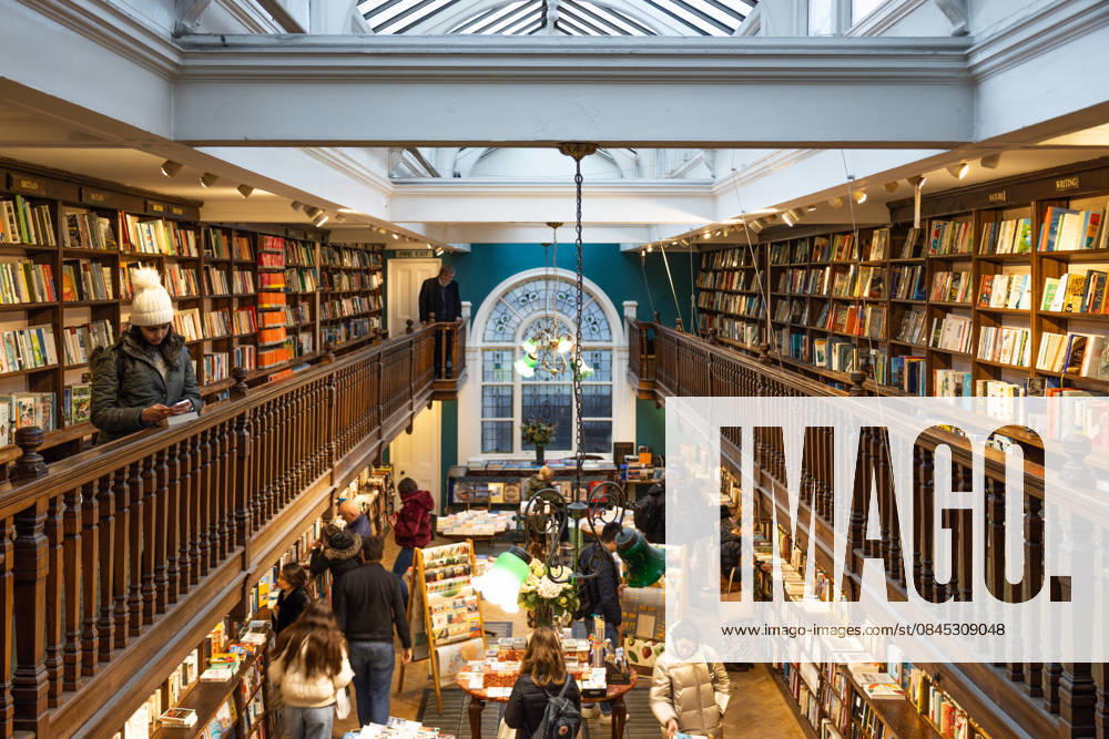 Daunt Books Marylebone Interieur, Edwardianische Buchhandlung. London, UK, 25. Februar 2024 Daunt Books Marylebone Interieur, Edwardianische Buchhandlung. London, UK, 25. Februar 2024 (License=RM)