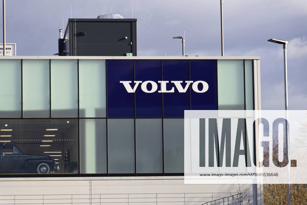 Das schwedische Firmenlogo von Volvo Cars, das der chinesischen Geely Holding gehört, auf dem Autohausgebäude am 28. November 2024 in Prag, Tschechische Republik Volvo cars Swedish company logo owned by Chinese Geely Holding on dealership building on November 28, 2024 in Prague, Czech Republic