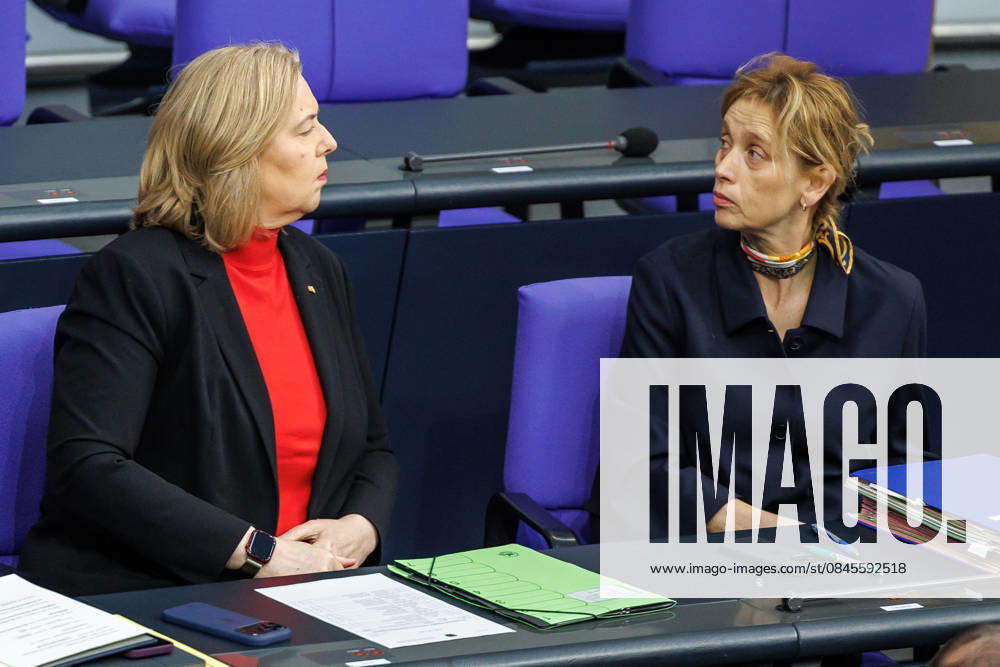 Bundestag Karin Prien CDU , Federal Minister for Family Affairs, and Baerbel Bas SPD , Federal Minister for Labor and Social Affairs, in the German Bundestag on 15 01 2026 in Berlin Berlin Berlin Germany Bundestag