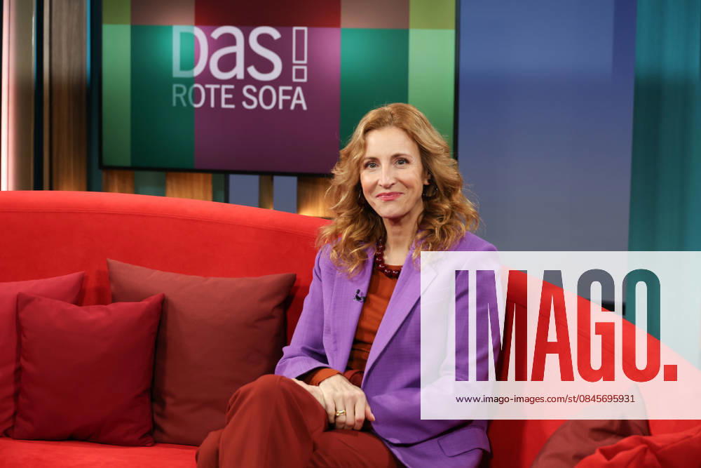 Ilka Petersen hosts the television program DAS Rote Sofa, a live talk show on Norddeutscher Rundfunk, photo session on 16 1 2026 in the NDR television studio in Hamburg Lokstedt