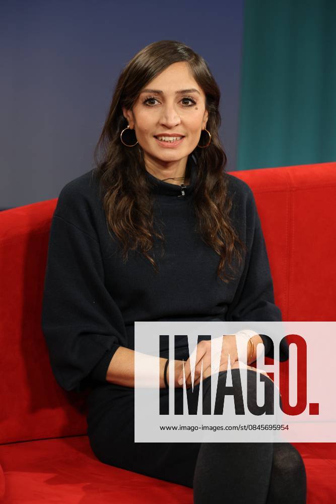 Gilda Sahebi, journalist, guest on the television program DAS Rote Sofa, a live talk show on Norddeutscher Rundfunk, photo session on 16 1 2026 in the NDR television studio in Hamburg Lokstedt