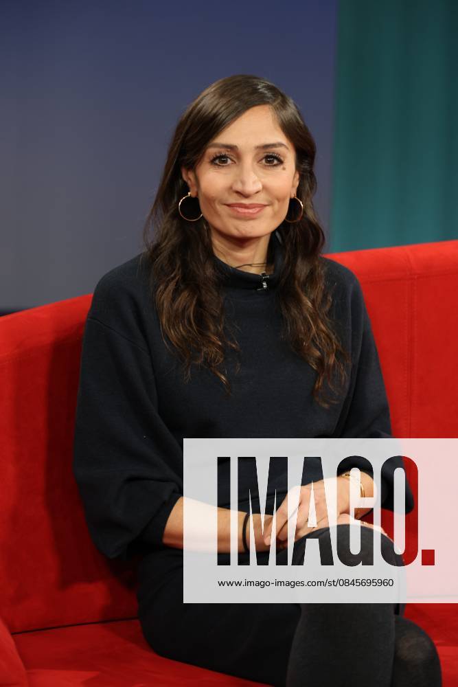 Gilda Sahebi, journalist, guest on the television program DAS Rote Sofa, a live talk show on Norddeutscher Rundfunk, photo session on 16 1 2026 in the NDR television studio in Hamburg Lokstedt