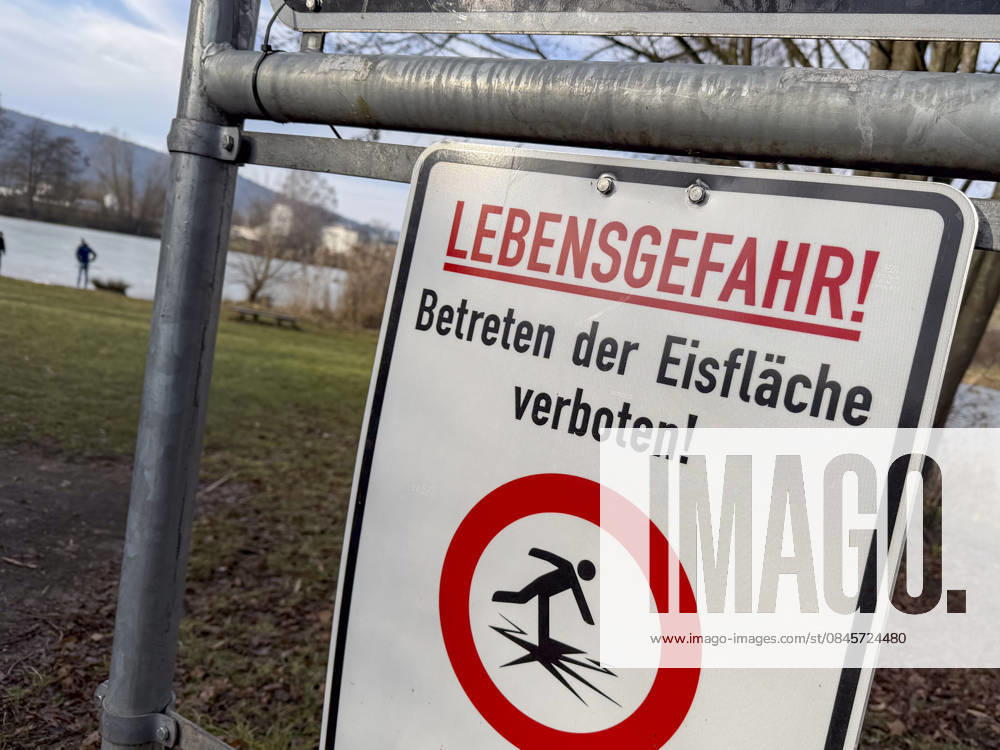 Danger to life at the bathing lake The thin ice cover is deceptive, danger to life at the bathing lake The city warns against entering the inadequate ice surfaces Avoid the non-bearing ice there is an acute risk of collapse Lorch Waldhausen Baden Württemberg Germany