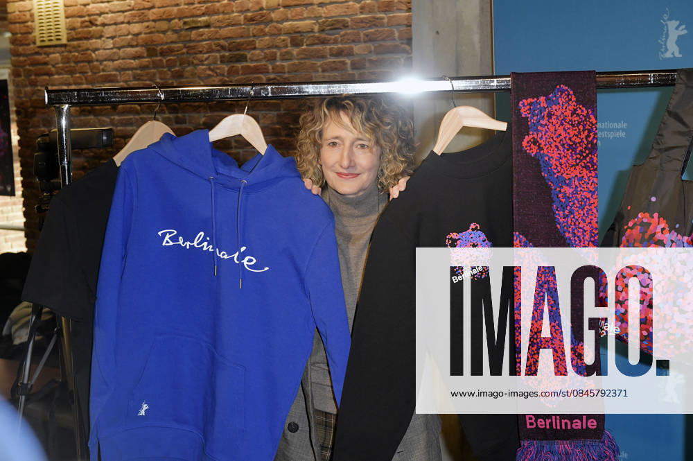 Tricia Tuttle presenting the merchandise before the program press conference of the Berlinale 2026 76 Berlin International Film Festival at the Akademie der Künste Berlin, 20 01 2026 Foto:xM.xBehrensx xFuturexImagex berlinale_pk_6106