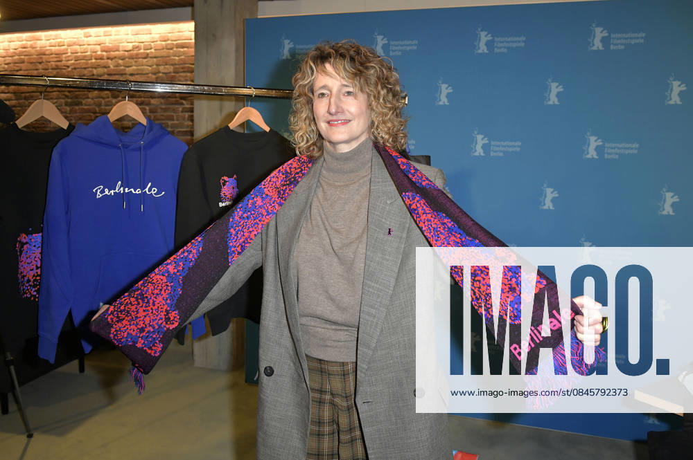 Tricia Tuttle presenting the merchandise before the program press conference of the Berlinale 2026 76 Berlin International Film Festival at the Akademie der Künste Berlin, 20 01 2026 Foto:xM.xBehrensx xFuturexImagex berlinale_pk_6107