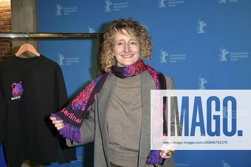 Tricia Tuttle presenting the merchandise before the program press conference of the Berlinale 2026 76 Berlin International Film Festival at the Akademie der Künste Berlin, 20 01 2026 Foto:xM.xBehrensx xFuturexImagex berlinale_pk_6108