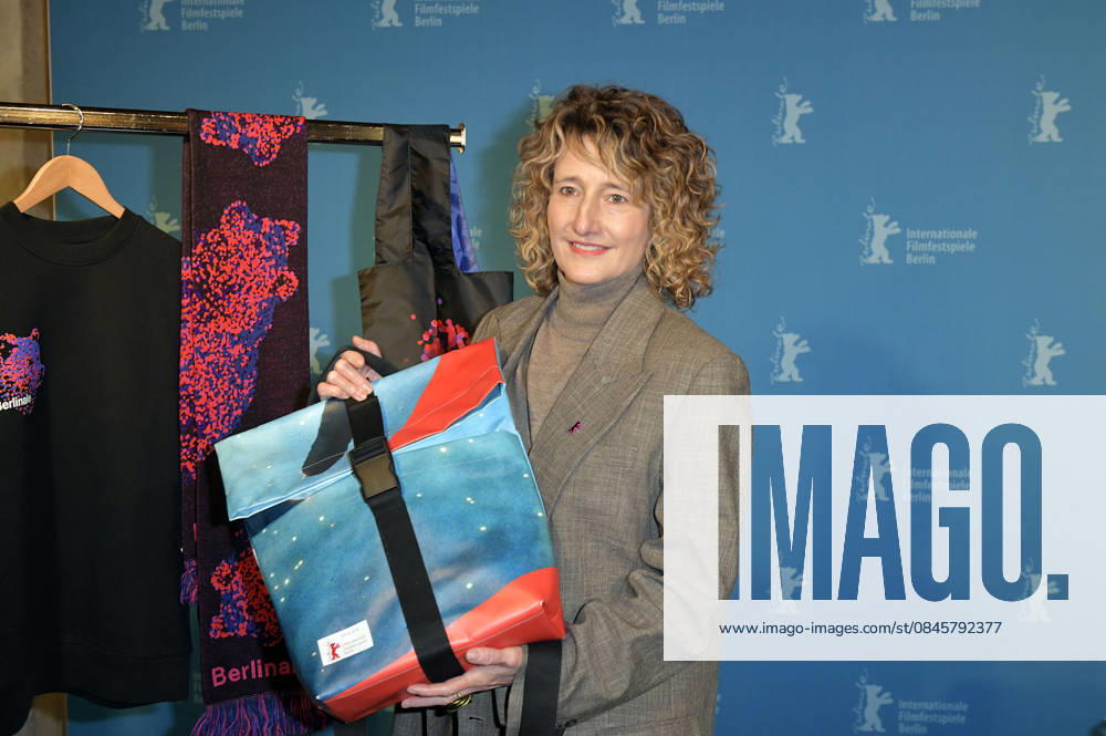 Tricia Tuttle presenting the merchandise before the program press conference of the Berlinale 2026 76 Berlin International Film Festival at the Akademie der Künste Berlin, 20 01 2026 Foto:xM.xBehrensx xFuturexImagex berlinale_pk_6109