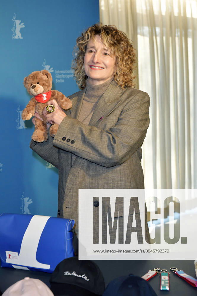Tricia Tuttle presenting the merchandise before the program press conference of the Berlinale 2026 76 Berlin International Film Festival at the Akademie der Künste Berlin, 20 01 2026 Foto:xM.xBehrensx xFuturexImagex berlinale_pk_6110