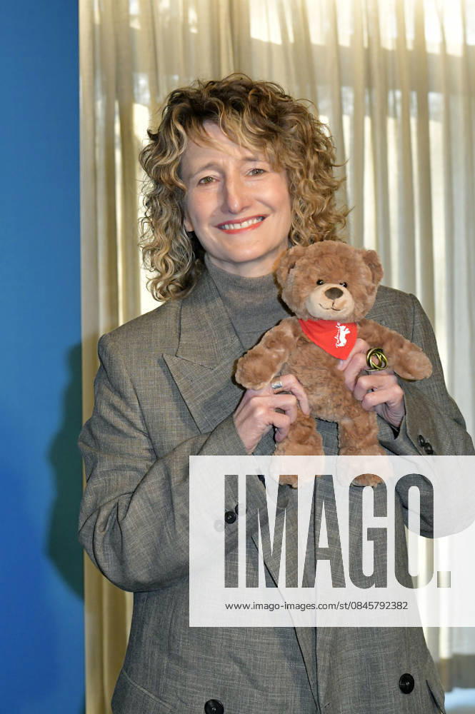 Tricia Tuttle presenting the merchandise before the program press conference of the Berlinale 2026 76 Berlin International Film Festival at the Akademie der Künste Berlin, 20 01 2026 Foto:xM.xBehrensx xFuturexImagex berlinale_pk_6111