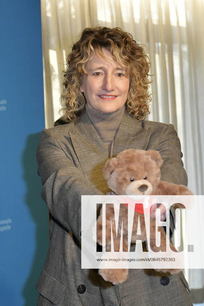 Tricia Tuttle presenting the merchandise before the program press conference of the Berlinale 2026 76 Berlin International Film Festival at the Akademie der Künste Berlin, 20 01 2026 Foto:xM.xBehrensx xFuturexImagex berlinale_pk_6112