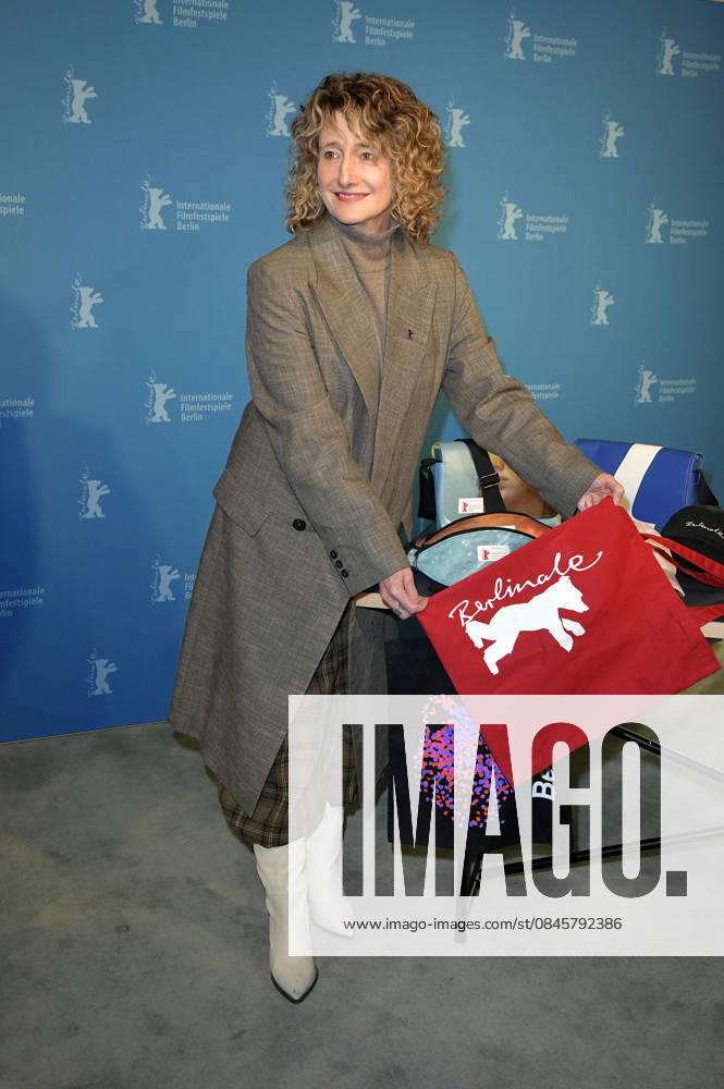 Tricia Tuttle presenting the merchandise before the program press conference of the Berlinale 2026 76 Berlin International Film Festival at the Akademie der Künste Berlin, 20 01 2026 Foto:xM.xBehrensx xFuturexImagex berlinale_pk_6113