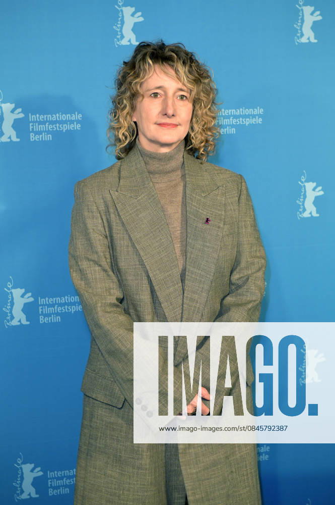 Tricia Tuttle presenting the merchandise before the program press conference of the Berlinale 2026 76 Berlin International Film Festival at the Akademie der Künste Berlin, 20 01 2026 Foto:xM.xBehrensx xFuturexImagex berlinale_pk_6114