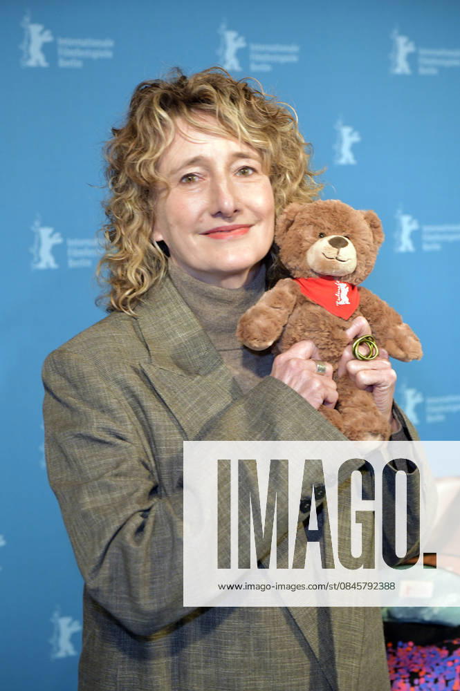 Tricia Tuttle presenting the merchandise before the program press conference of the Berlinale 2026 76 Berlin International Film Festival at the Akademie der Künste Berlin, 20 01 2026 Foto:xM.xBehrensx xFuturexImagex berlinale_pk_6115