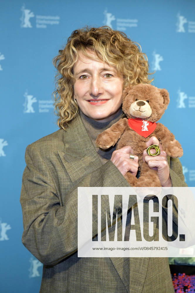 Tricia Tuttle presenting the merchandise before the program press conference of the Berlinale 2026 76 Berlin International Film Festival at the Akademie der Künste Berlin, 20 01 2026 Foto:xM.xBehrensx xFuturexImagex berlinale_pk_6116