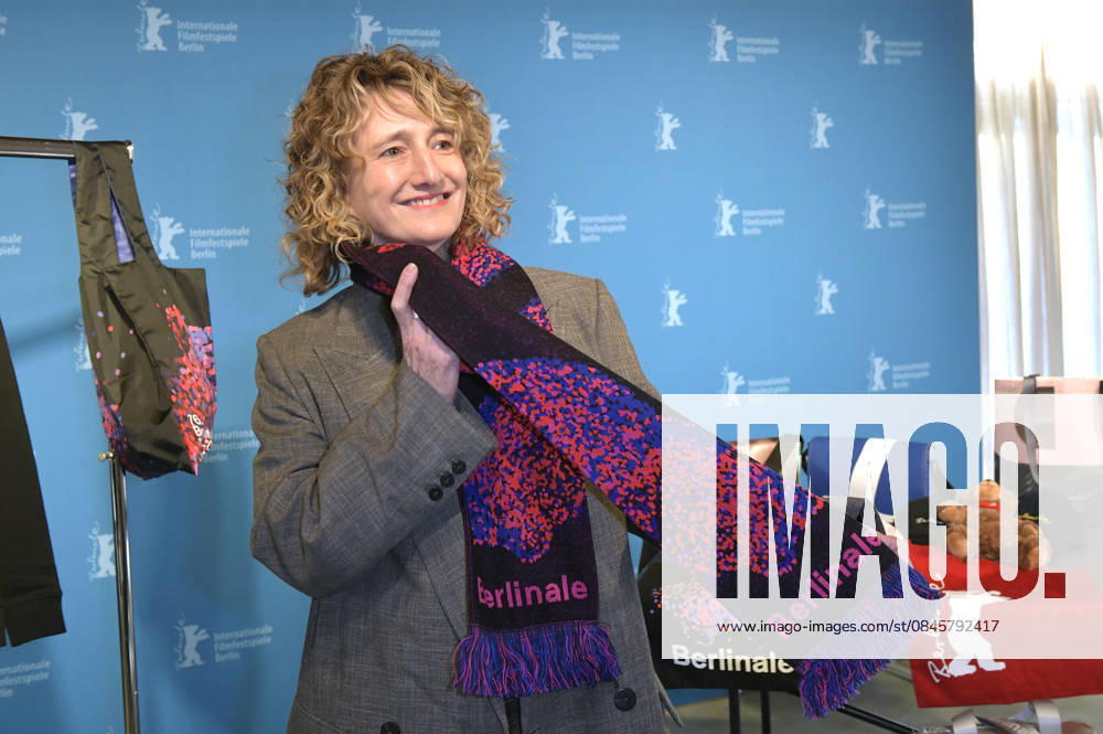 Tricia Tuttle presenting the merchandise before the program press conference of the Berlinale 2026 76 Berlin International Film Festival at the Akademie der Künste Berlin, 20 01 2026 Foto:xM.xBehrensx xFuturexImagex berlinale_pk_6117