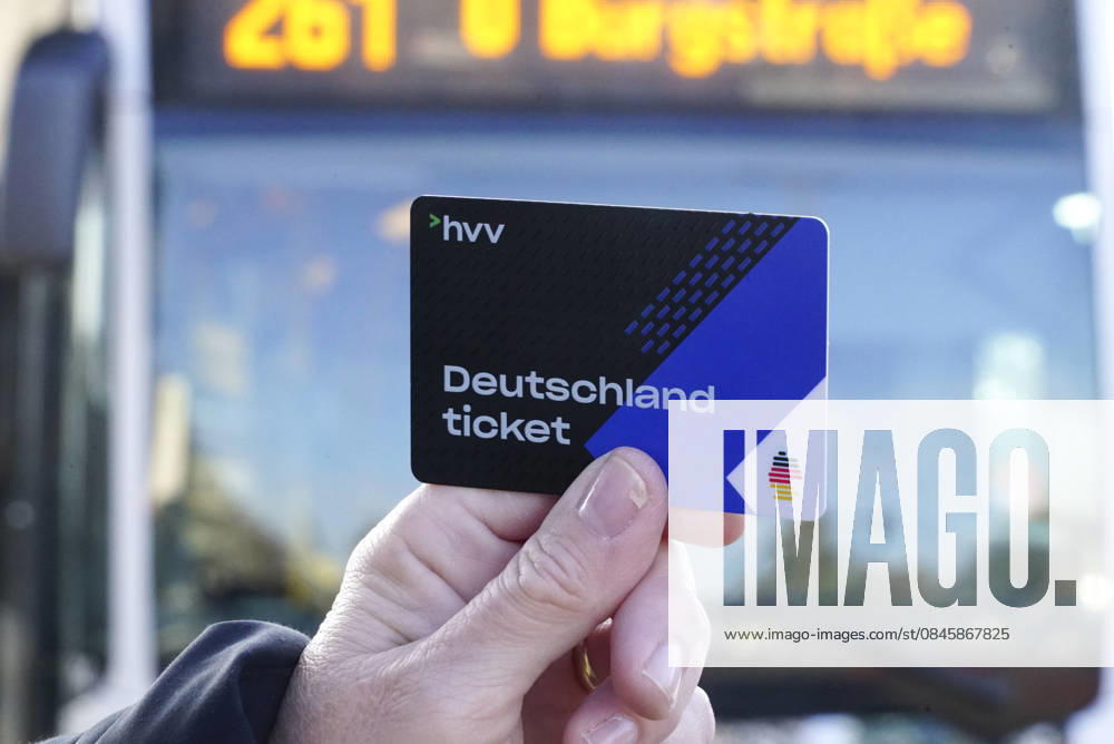 Cntv Deutschlandtiket in your hand in front of HVV Bus und Bahnen Deutscxhe Bahn Deutschlandticket is a monthly subscription for the entire German public transport system OEPNV public transport buses, streetcars, underground trains, suburban trains, REs, RB It costs 63.00 euros per month and passenger since January 2026 and is valid throughout Germany Hamburg Germany