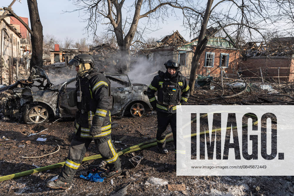 Aftermath of Russian air strike on Kramatorsk KRAMATORSK, UKRAINE - JANUARY 21: Ukrainian firefighters extinguish a car fire after a Russian air strike on the city of Kramatorsk, Ukraine, 21 January 2026. Diego Herrera Carcedo Anadolu Kramatorsk Ukraine. Editorial use only. Please get in touch for any other usage.