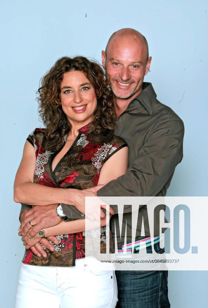 ARCHIVE Isabel Varell Actress and singer Isabel Varell with Simon Licht on the occasion of filming the ARD telenovela Rote Rosen , 2009 ARCHIVE ACQUISITION, date estimated 20260118JWM1191