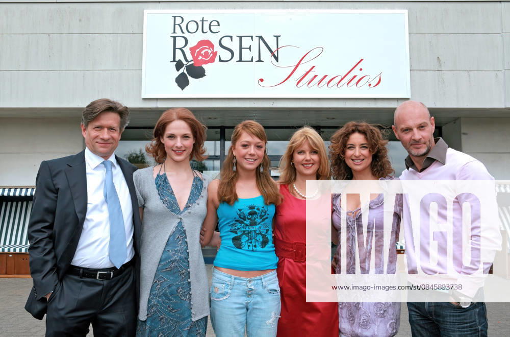 ARCHIVE Isabel Varell Actress and singer Isabel Varell with Simon Licht , Stephan Baumecker , Ulrike Kargus , Joanna Semmelrogge and Roswitha Schreiner on the occasion of filming the ARD telenovela Rote Rosen , 2009 ARCHIVE ACQUISITION, date estimated 20260118JWM1194