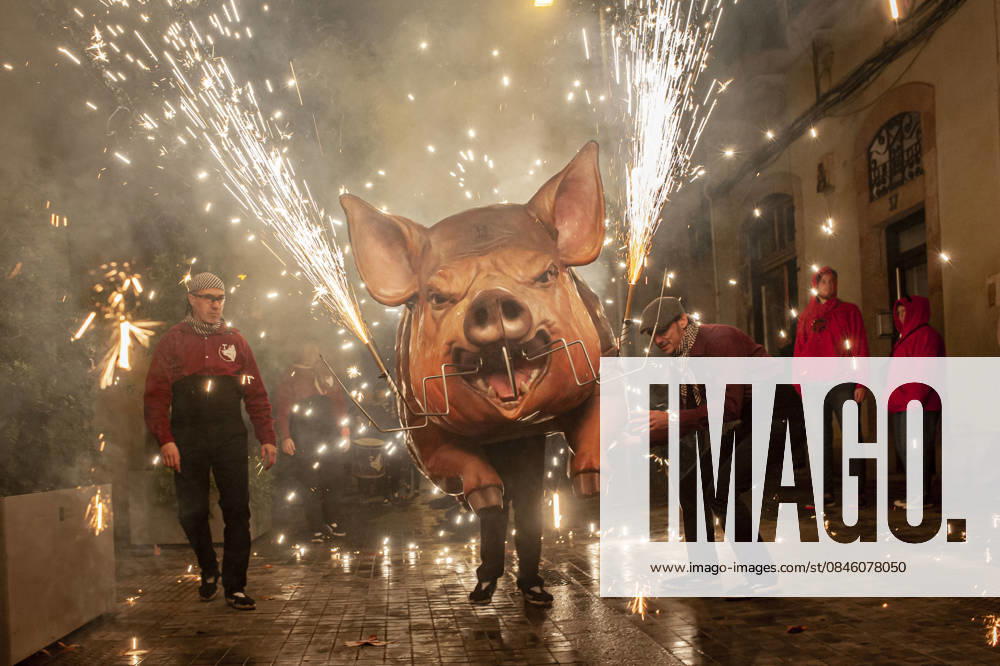 A hellish pig figure, the central character of the celebration, unleashes pyrotechnics through the streets during a correfoc known as La Porkada, held as part of the El Clot neighborhood s winter festival in Barcelona. Correfocs are a traditional Catalan celebration in which participants, often dressed as devils or symbolic figures, run through the streets setting off firecrackers and flares. Barcelona Spain - ZUMAb137 20260124_fap_b137_005