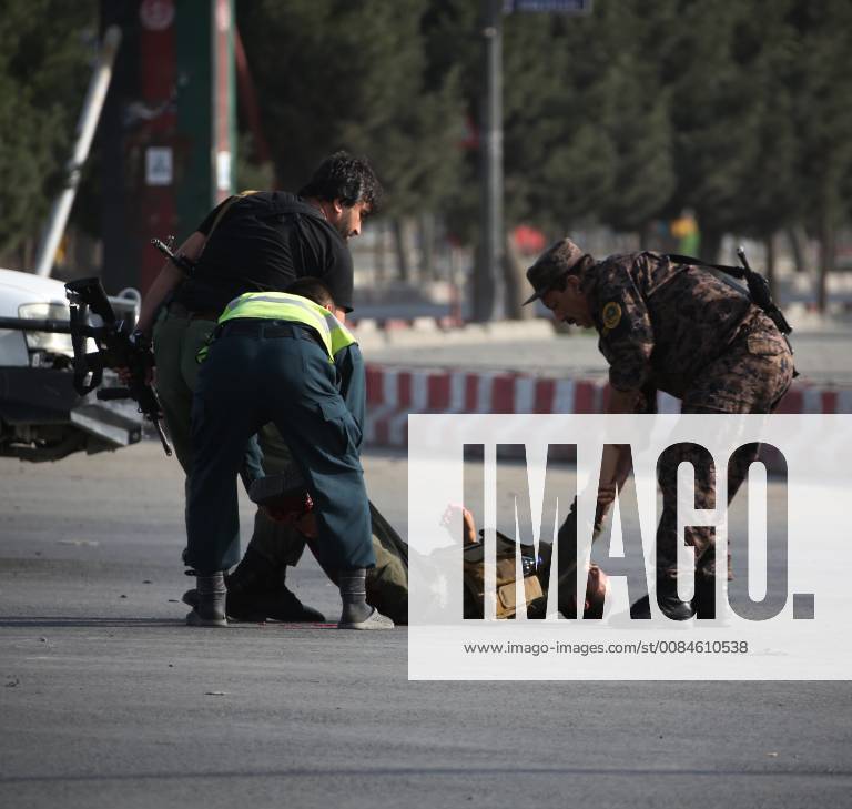 (180722) -- KABUL, July 22, 2018 -- Afghan security force members carry an injured man at the site of an attack in Kabul, capital of Afghanistan, July 22, 2018. Up to 11 people have been confirmed dead and 14 others injured in a suicide attack that rocked Kabul on Sunday, police spokesman Hashmat Stanikzai said. Rahmat Alizadah) (zcc) AFGHANISTAN-KABUL-BLAST XinhuaxKabul