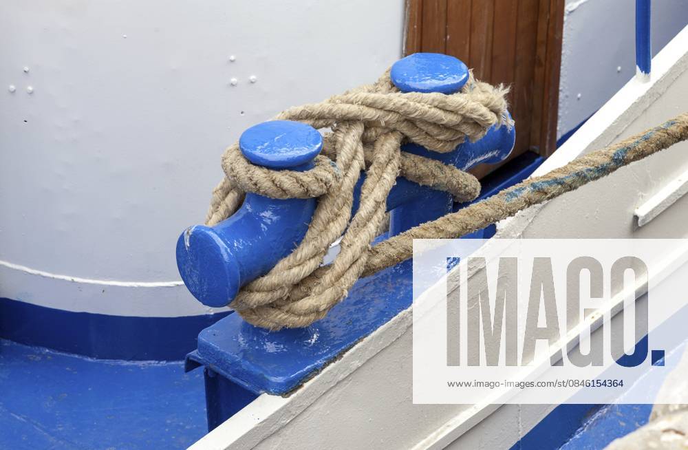 Knoten auf einem Poller eines Bootes Knot on a bollard of a boat