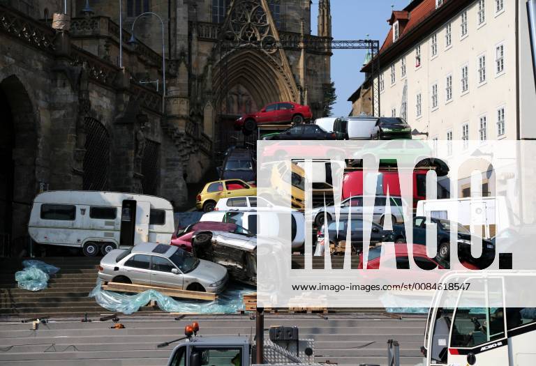Erfurt Building Domstufenfestspiele 23 07 18 Erfurt Press appointment to build the Domstufenfestspiele 2018 will see the opera Carmen by George Bizet in the picture looking at the scrap cars and the caravans on the cathedral steps