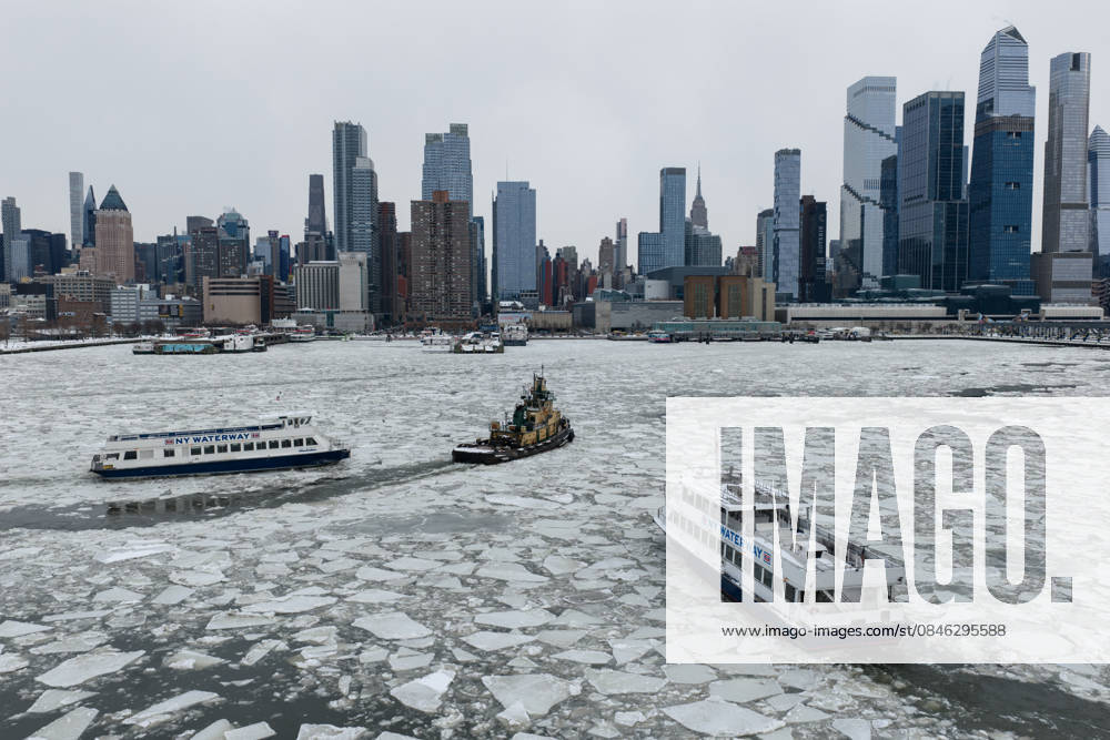 Hudson River partly frozen after winter storm near George Washington Bridge in New York NEW YORK, NY - JANUARY 27: Ice floes and partially frozen sections of the Hudson River are seen following a heavy winter snowstorm, with the George Washington Bridge visible in the background as freezing temperatures grip New York, United States on January 27, 2026. Lokman Vural Elibol Anadolu New York United States. Editorial use only. Please get in touch for any other usage.