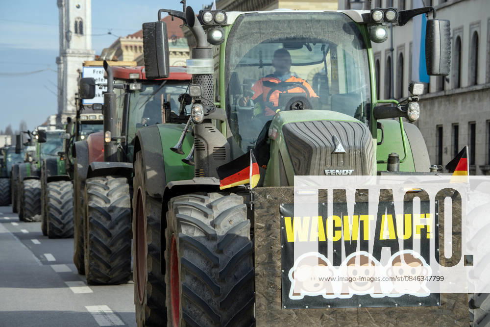 Traktor mit Demoplakat Wacht auf, Bauernprotest gegen fallende Preise, besonders gegen sinkende Milchpreise, Veranstalter Bundesverband Deutscher Milchviehhalter, BDM, Odeonsplatz, München, 28. Januar 2026 Deutschland, München, 28. Januar 2026, Traktor mit Demoplakat Wacht auf, Landwirte aus ganz Bayern fahren mit ihren Traktoren zur Demo am Odeonsplatz, später weiter zur Bayerischen Staatskanzlei, Bauernprotest gegen fallende Preise, besonders gegen niedrige Milchpreise, und politischen Stillstand, Aktivierung des Freiwilligen Lieferverzichts gegen Entschädigung der Bauern, Plan: Bauern liefern weniger Milch, um die Milchmenge auf dem Markt zu reduzieren, die Preise zu stabilisieren, werden dafür vom Staat entschädigt, Bauern fordern