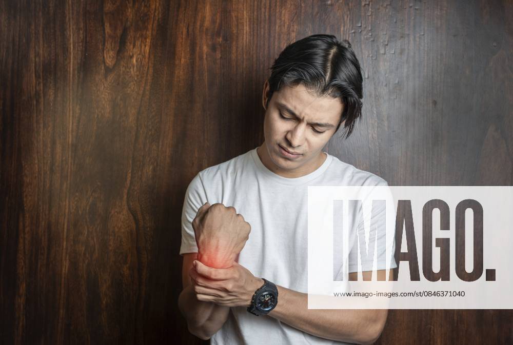 Junger Mann mit Handgelenksproblemen aufgrund von Arthritis. Mann mit Handgelenkschmerzen aufgrund von Arthritis Young man with wrist problems due to arthritis. Man with wrist pain due to arthritis