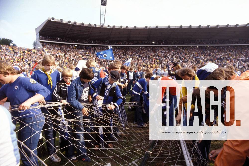 Grenzenloser Jubel der Fans des HSV nach dem Gewinn der Deutschen Meisterschaft - überschattet wurde die Meisterfeier durch zahlreiche Verletzte, die Opfer des Chaos nach Spielende wurden Fußball 1. BL Herren Saison 1978 1979, Hamburger SV, Stadionunglück, Unglück, Ausschreitungen, Randale, Krawalle Totale Volksparkstadion Hamburg Glück, Begeisterung, Freude,