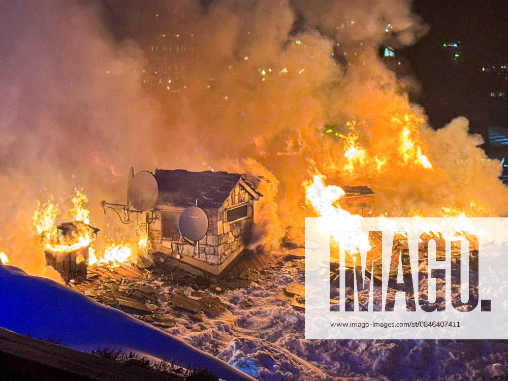 FRANCE, AUVERGNE-RHONE-ALPES - JANUARY 28, 2026: Emergency units respond to a fire at the five-star hotel Les Grandes Alpes at the Courchevel ski resort in the French Alps France - ZUMAt113 20260128_zaa_t113_673