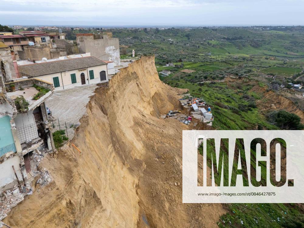 Sicily Landslide Forces Evacuation of 1,500 - Italy Homes teeter on the edge and roadways damaged in the area affected by the landslide in Niscemi. in Italy on January 28, 2026. Photo by Andrea Petrelli IPA ABACAPRESS.COM Niscemi Italy