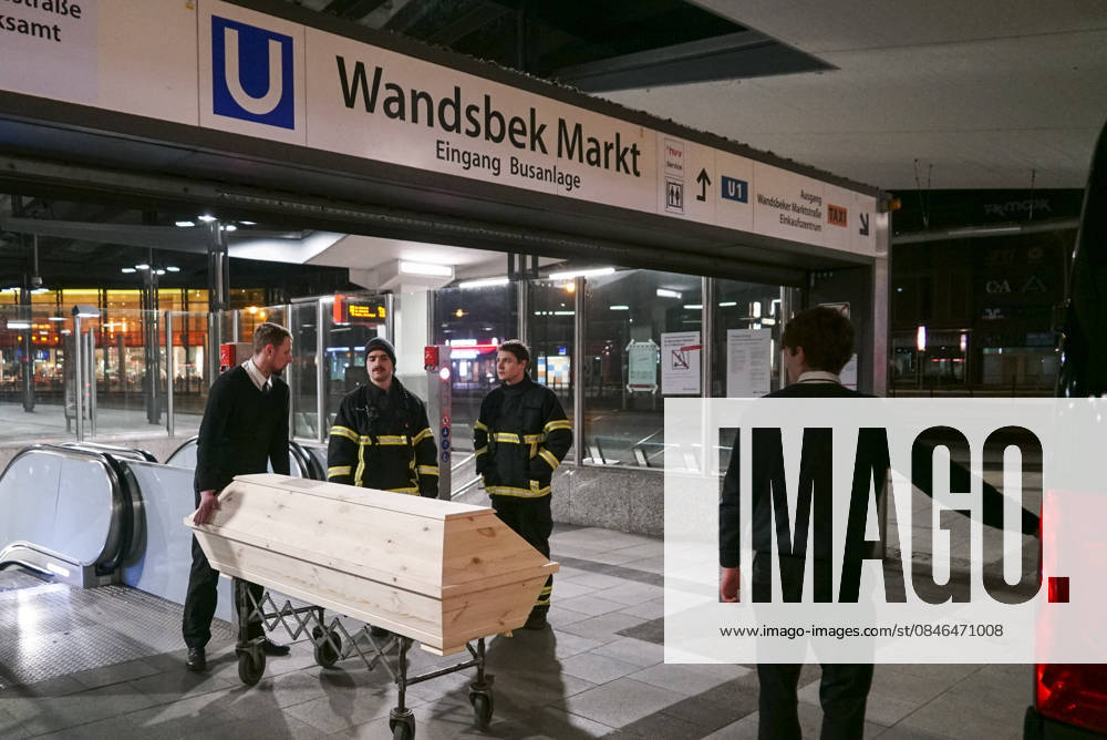Police and fire department on duty Two people rolled over and killed by the Hamburg subway during the night, on Friday morning the two people who died in the train accident were picked up by a mortician at Wandsbek Markt station and taken to forensic medicine,Hamburg 30 01 2026 Hamburg Germany