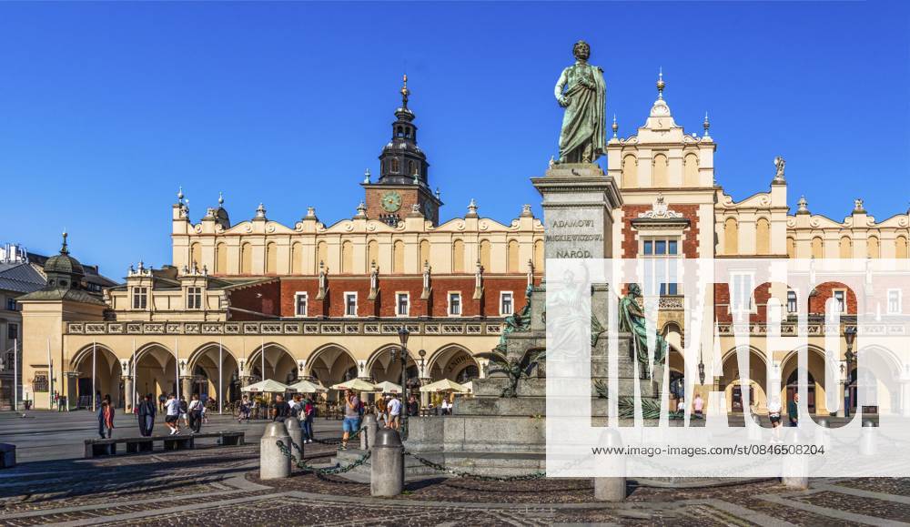 Rynek mit Tuchhallen und Adam-Mickiewicz-Brunnen, ab 13. Jhd, Hauptmarkt, Wahrzeichen der Stadt, Krakau, Polen Rynek with Cloth Hall and Adam Mickiewicz Fountain, from 13th century, Main Market Square, landmark of the city, Krakow, Poland