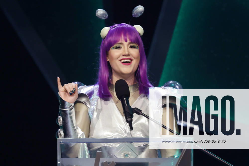 Politician Ricarda Lang Grüne in a costume as an alien at the ceremony for the award of the Order against Animal Seriousness of the Aachen Carnival Association AKV in the Eurogress Aachen, 31 01 2026 NRW Germany