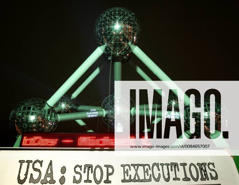 ATTENTION - PICTURE OF THE ATOMIUM TO USE ONLY TO RELATE THE EVENT CITIES AGAINST DEATH PENALTY OF TODAY 30 NOVEMBER 2005 BRU38 - - BRUSSELS, BELGIUM : Brussels atomium is dressed up with green lights and slogans in several languages saying no to death penalty, this action is a world day cities for life, cities against death penalty was initiate by Sant Edigio in 2000. BENOITxDOPPAGNE x3651343x
