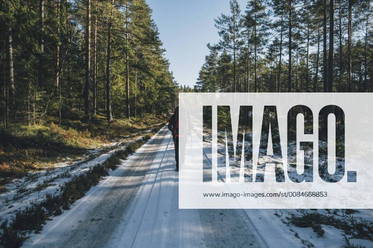 Sweden, Sodermanland, backpacker hiking on path in remote forest in winter model released Symbolfoto GUSF00931