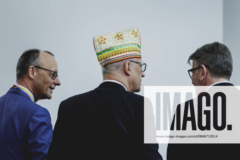 L R Friedrich Merz CDU , Federal Chancellor, Klaus Ludwig Fess, President of the Bund Deutscher Karneval e V , and Wolfram Weimer, Minister of State for Culture and Media, photographed during the traditional carnival reception at the Federal Chancellery in Berlin, 03 02 2026 Berlin Germany