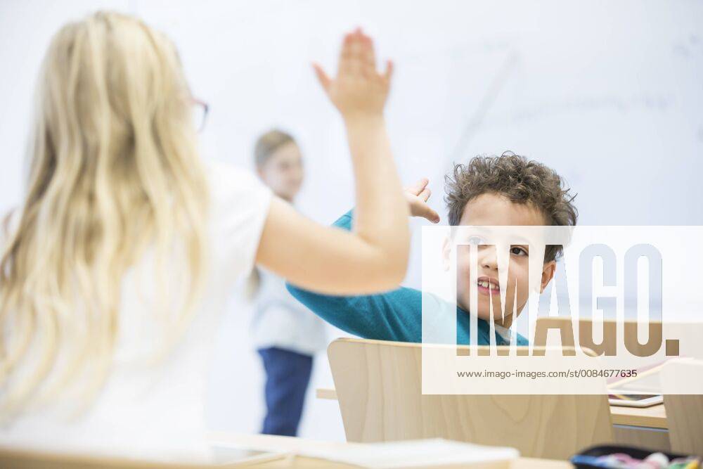 IMAGO Creative: Gesellschaft, Integration Pupils high fiving in class model released Symbolfoto property released WESTF24120