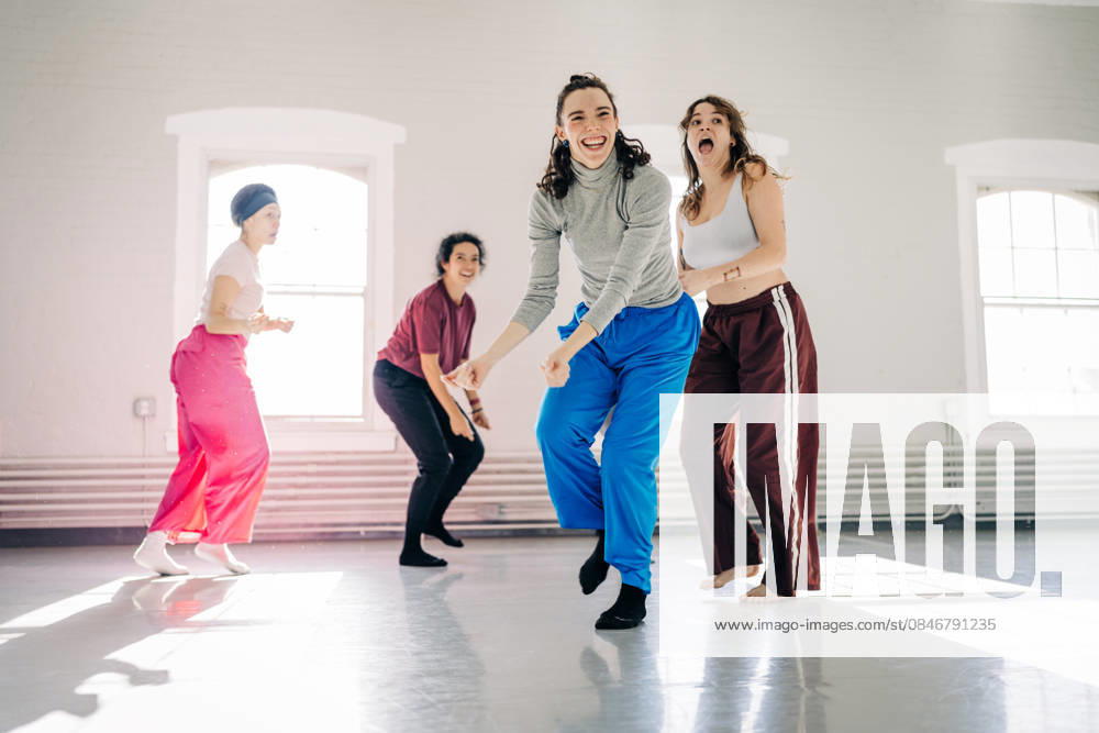 Group of women dancing together in bright studio Boston, Massachusetts, United States CR_FKNH260130-1953904-01 ,model released, Symbolfoto