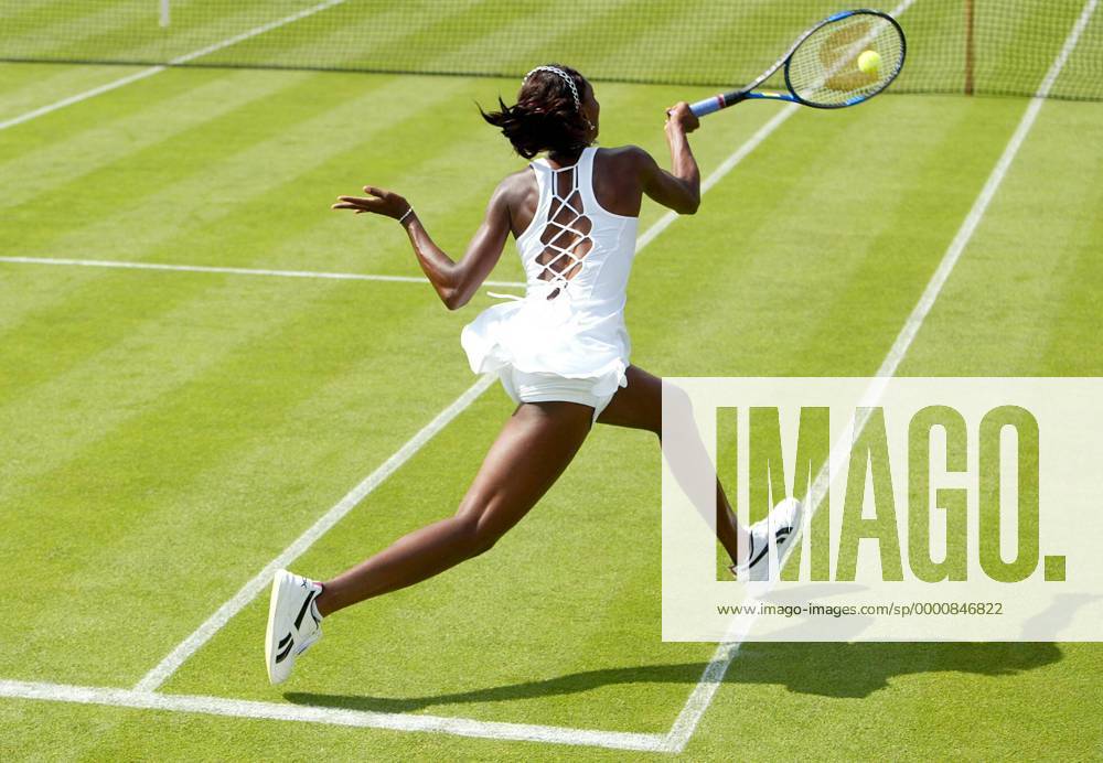 Venus Williams (USA) - Vorhand Tennis Damen All England Championships 2003, Grand Slam, WTA-Tour, Rasen, Rasentennis, Rasenplatz, Rasenturnier, Einzelbild Wimbledon London Dynamik,
