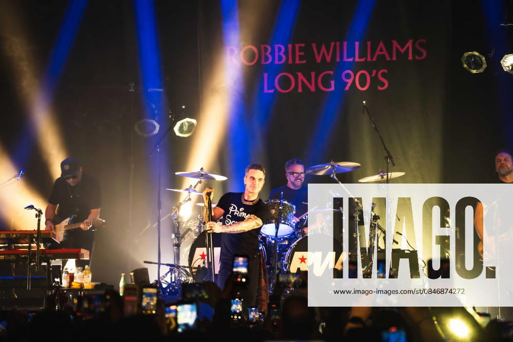 Robbie Williams performing at Barrowlands in Glasgow on 04 February 2026. Robbie Williams performing at Barrowlands in Glasgow on 04 February 2026 as part of his Long 90s tour performing ˜Life Thru a Lens and new album ˜Britpop in full. Robbie Williams is a British singer and songwriter best known for solo singles ˜Angels and ˜Feel and as a member of the pop group Take That., Credit:Adam Hampton-Matthews Avalon